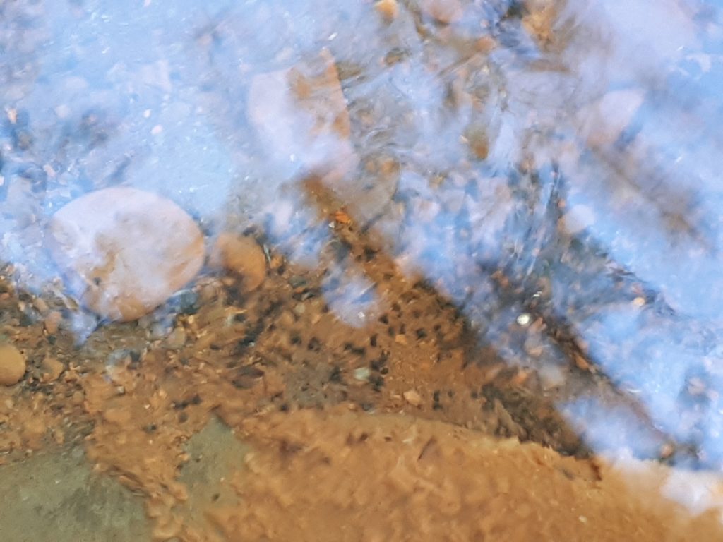 Gummigranulat-i-elvegrusen-i-Homla